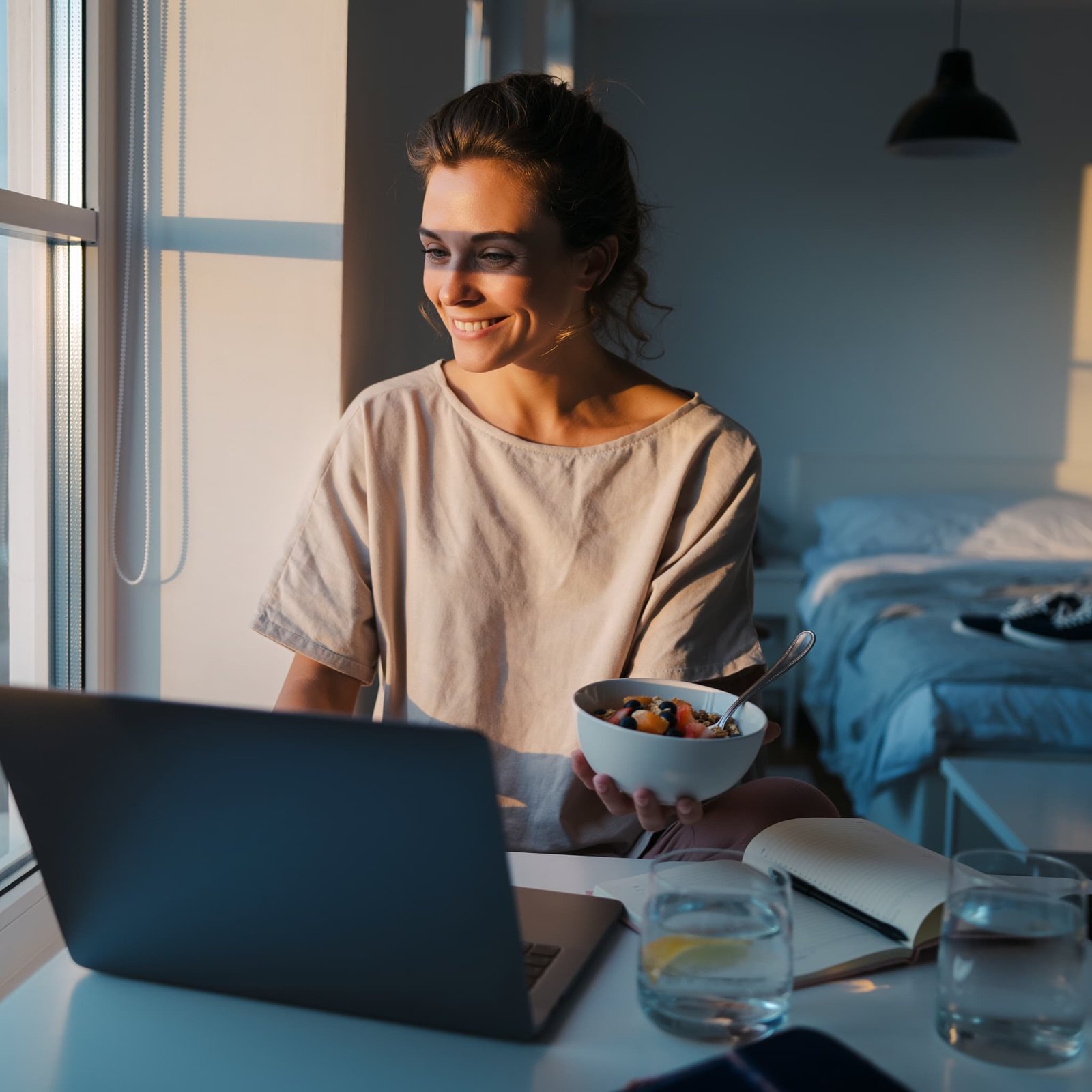 אישה מחייכת בבוקר